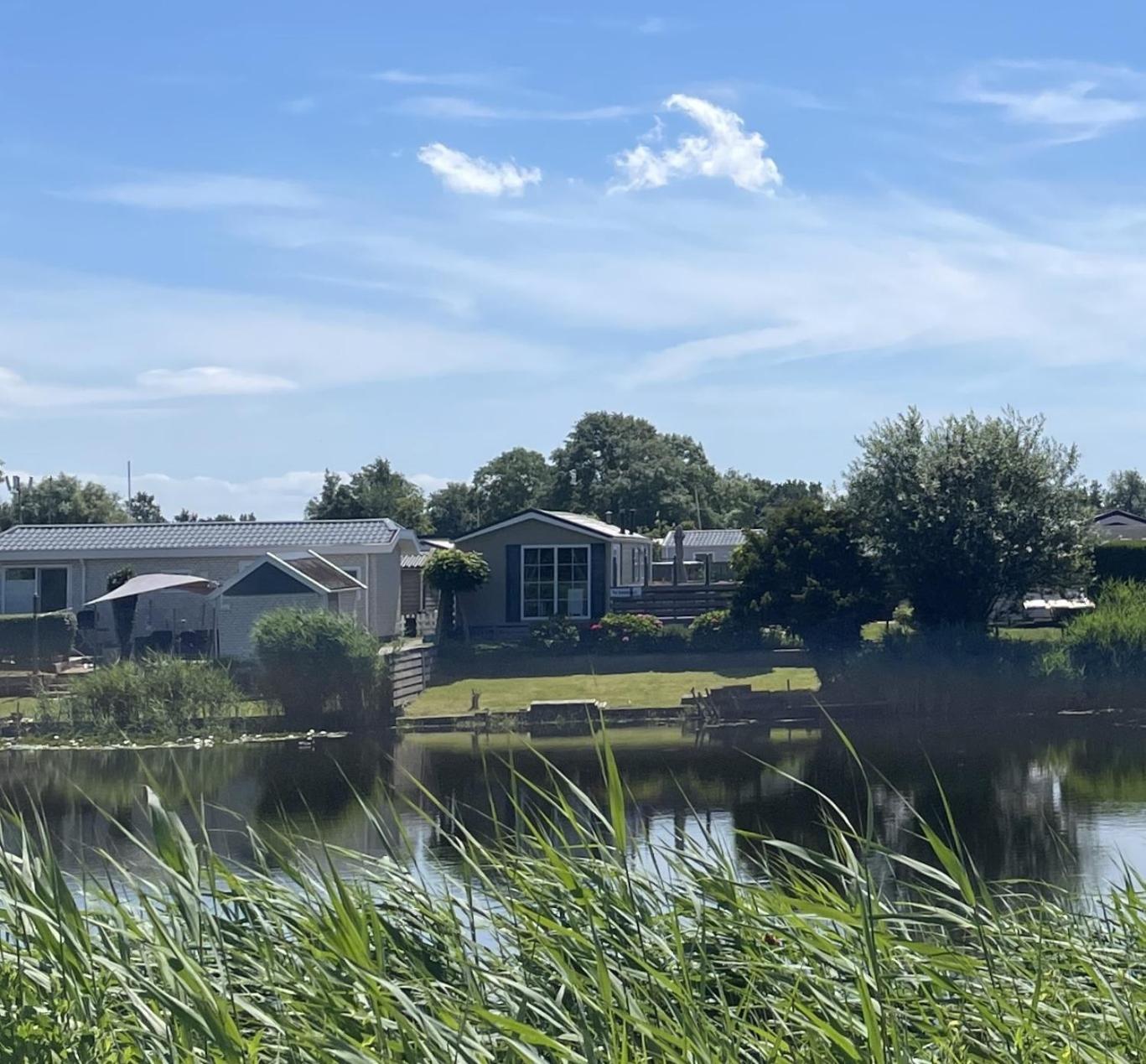 Chalet Makkum C99B Met Prive Gelegen Tuin Aan Het Water 외부 사진