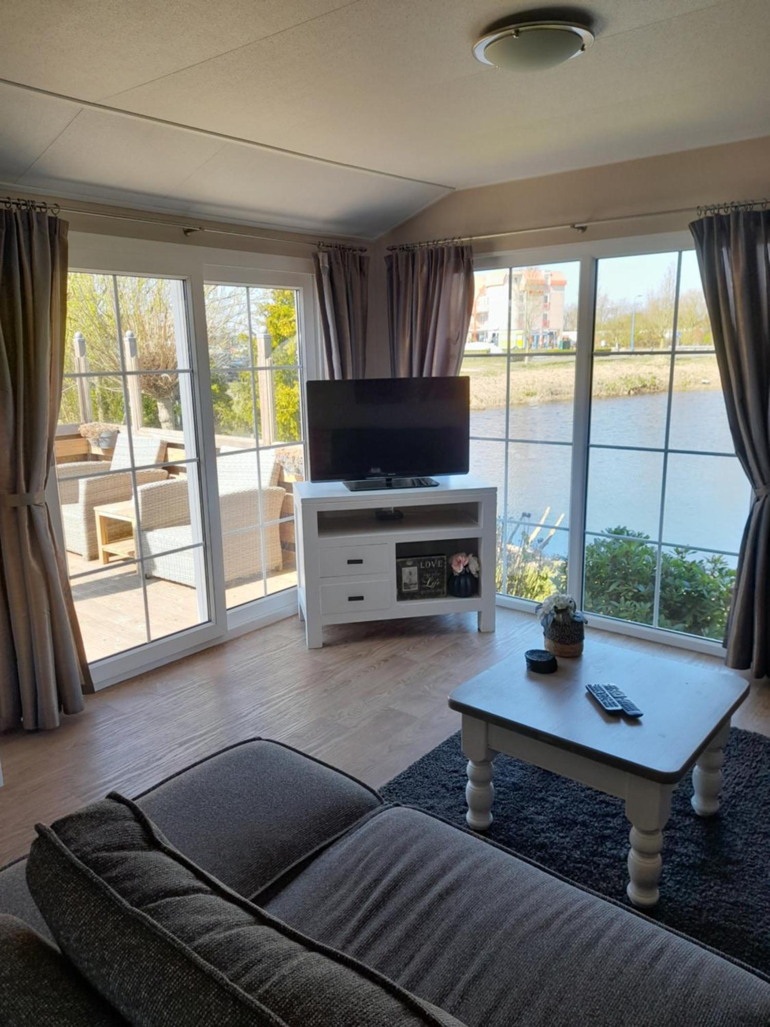 Chalet Makkum C99B Met Prive Gelegen Tuin Aan Het Water 외부 사진