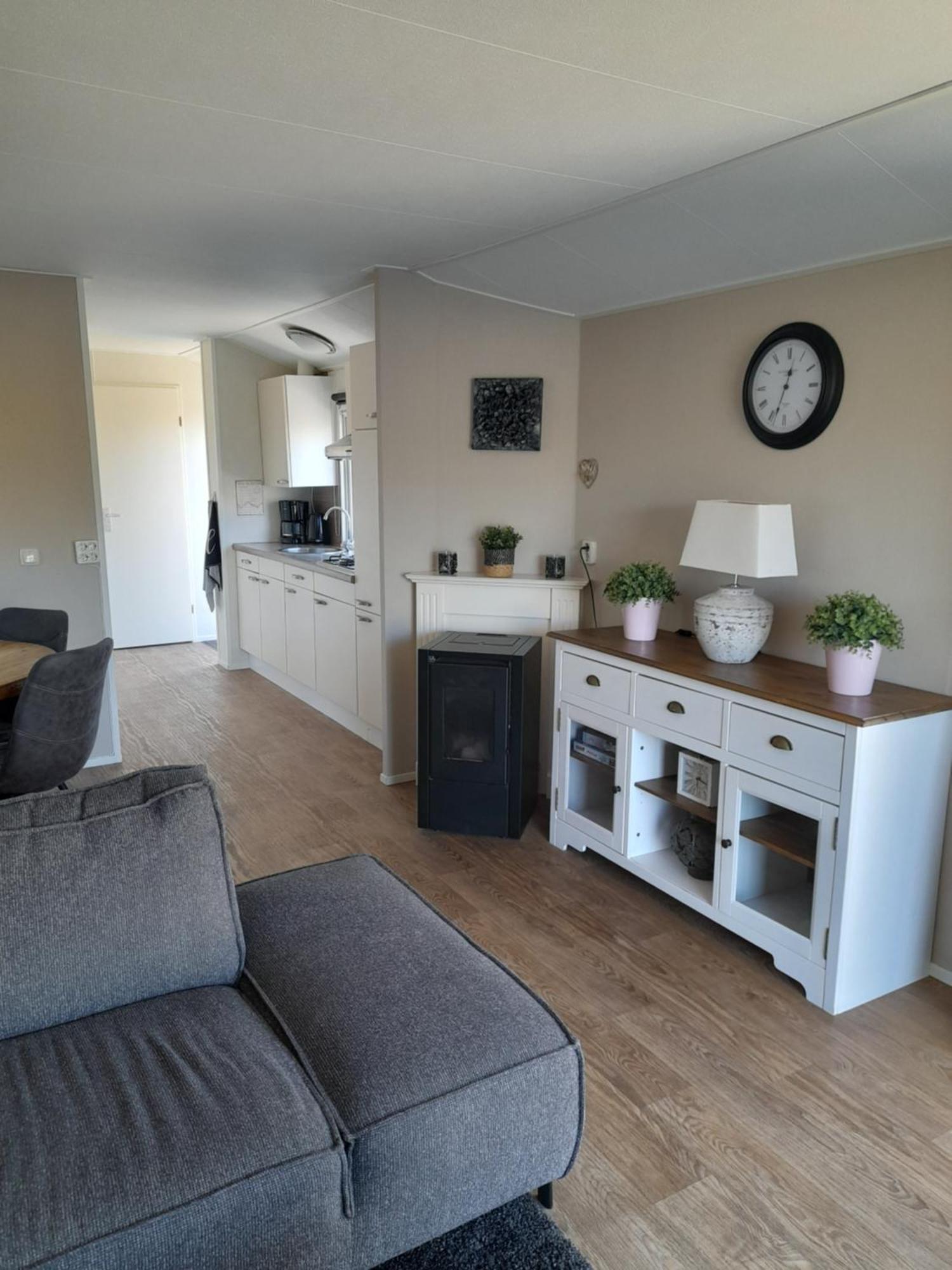 Chalet Makkum C99B Met Prive Gelegen Tuin Aan Het Water 외부 사진