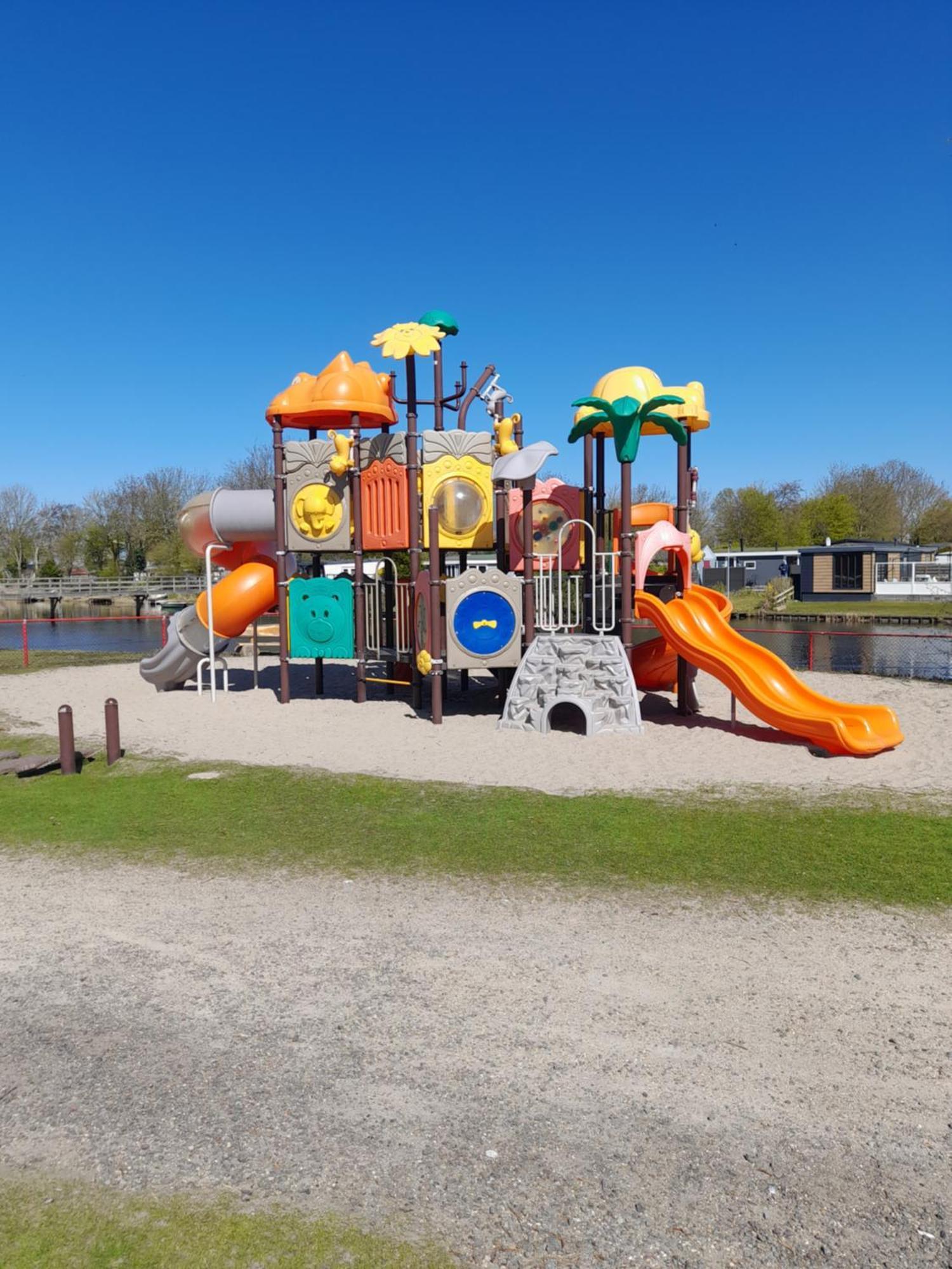 Chalet Makkum C99B Met Prive Gelegen Tuin Aan Het Water 외부 사진
